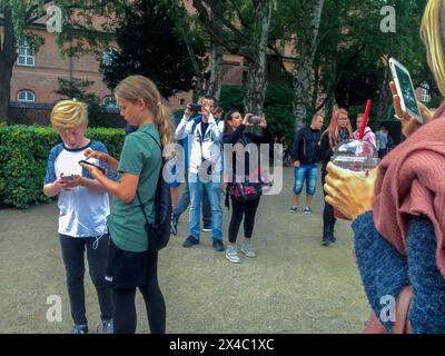 Kopenhagen, Dänemark, Gruppenkinder, Teenager, Jungen, verwenden von Smartphones, tragbaren Geräten, bei öffentlichen Veranstaltungen, „Pokemon“ Stockfoto