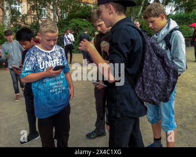 Kopenhagen, Dänemark, Gruppenkinder, Teenager, Jungen, verwenden von Smartphones, tragbaren Geräten, bei öffentlichen Veranstaltungen, „Pokemon“ Stockfoto