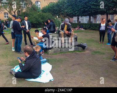 Kopenhagen, Dänemark, Gruppenkinder, Teenager, Jungen, verwenden von Smartphones, tragbaren Geräten, bei öffentlichen Veranstaltungen, „Pokemon“ Stockfoto