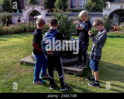 Kopenhagen, Dänemark, Gruppenkinder, Teenager, Jungen, mit Smartphones, tragbaren Geräten, bei öffentlichen Veranstaltungen, Abhängigkeit von « Pokemon-Smartphones Stockfoto