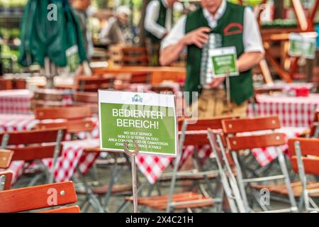 Bedienter Bereich in einem Münchner Biergarten, Mai 2024 Deutschland, München, 1. Mai 2024, Bedienter Bereich in einem Münchner Biergarten, Schild auf den Biergartentischen, No Self Service, Bedienbereich im Biergarten Viktualienmarkt, bayerisch, Bayern, *** servierter Bereich in einem Münchner Biergarten, Mai 2024 Deutschland, München, 1. Mai 2024, Servierbereich in einem Münchner Biergarten, Schild auf den Biergartentischen, kein Selbstbedienung, Servierbereich im Viktualienmarkt Biergarten, Bayerisch, Bayern, Stockfoto