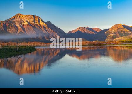 Kanada, Alberta, Waterton Lakes National Park. Die Berge spiegeln sich im Lower Waterton Lake. Stockfoto