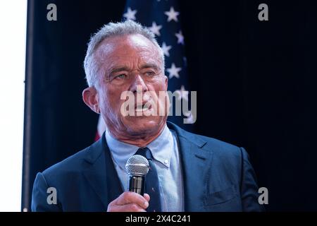 Brooklyn, Usa. Mai 2024. Der unabhängige Präsidentschaftskandidat Robert F. Kennedy Jr. kündigte bei einem Wahlkampfstopp das Versprechen „No Spoiler“ für die bevorstehenden Wahlen an. RFK Jr. kündigte an, dass nur er Donald Trump bei den Parlamentswahlen im November verteidigen kann, und verlangte, dass Präsident Joe Biden beiseite tritt. (Foto: Lev Radin/Pacific Press) Credit: Pacific Press Media Production Corp./Alamy Live News Stockfoto