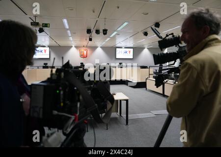 Itzehoe, Deutschland. Mai 2024. Medienvertreter stehen mit ihren Fernsehkameras vor dem Gerichtssaal des China Logistic Center vor dem Beginn des Prozesses wegen des tödlichen Messerangriffs in Brokstedt. Die Staatsanwaltschaft wirft dem Palästinenser Ibrahim A. vor, am 25. Januar 2023 Passagiere mit einem Messer in einem Zug von Kiel nach Hamburg bei Brokstedt angegriffen zu haben. Zwei Menschen starben und vier weitere erlitten schwere Verletzungen. Kredit: Marcus Brandt/Pool dpa/dpa/Alamy Live News Stockfoto