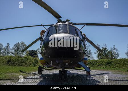 Jewhen Wasyliev/Le Pictorium - die 16. Separate Brigade der Brody Army Aviation - 30/04/2024 - Ukraine/Lemberg/Lemberg - die Piloten der 16. Separaten Brody Army Aviation Brigade nahmen an 21 UN-Friedensmissionen in Jugoslawien, im Kosovo und in Afrika Teil. und seit 2014 sind sie an Kampfeinsätzen gegen die russische Armee beteiligt. Im April 2024 waren sie an einer Operation beteiligt, um verwundete Soldaten aus Azovstal zu evakuieren. Derzeit führen die Hubschrauberpiloten der 16. Separaten Armee-Luftverkehrsbrigade Kampfeinsätze in der Ostukraine durch. Stockfoto