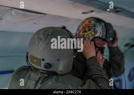 Jewhen Wasyliev/Le Pictorium - die 16. Separate Brigade der Brody Army Aviation - 30/04/2024 - Ukraine/Lemberg/Lemberg - die Piloten der 16. Separaten Brody Army Aviation Brigade nahmen an 21 UN-Friedensmissionen in Jugoslawien, im Kosovo und in Afrika Teil. und seit 2014 sind sie an Kampfeinsätzen gegen die russische Armee beteiligt. Im April 2024 waren sie an einer Operation beteiligt, um verwundete Soldaten aus Azovstal zu evakuieren. Derzeit führen die Hubschrauberpiloten der 16. Separaten Armee-Luftverkehrsbrigade Kampfeinsätze in der Ostukraine durch. Stockfoto