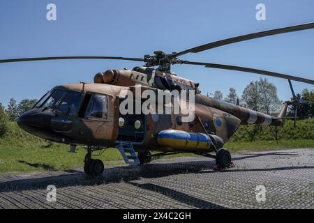 © Yevhen Vasyliev/Le Pictorium/MAXPPP - Lviv 30/04/2024 Yevhen Vasyliev/Le Pictorium - 30/04/2024 - Ukraine/Lviv - Les pilotes de la 16e Brigade d'Aviation militaire Brody ont nimmt an 21 Missionen de maintien de la paix de l'ONU en Yougoslavie, au Kosovo et en Afrique et, depuis 2014 Teil, A des Operations de Combat contre l'armee Russe. De avril 2024, ils ont partice a une Operation d'evacuation de soldats segns en Azovstal. Actuellement, les pilotes d'Helikoptere de la 16e Brigade d'Aviation separee de l'armee Effectuent des Missions de Combat dans l'EST de l'Ukraine. - Va Stockfoto