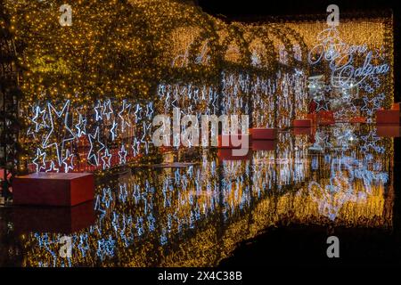 Farbenfrohe Weihnachtssternbeleuchtung, Nizza, Cote d'Azur, Frankreich. Buoni Calena bedeutet auf Französisch frohe Weihnachten Stockfoto