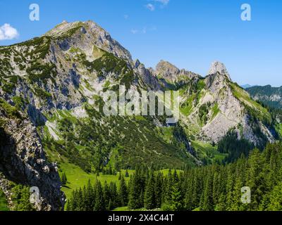 Blick in Richtung Mt. Hochplatte und Mt. Geiselstein. Naturpark Ammergauer Alpen in den nördlichen Kalkalpen Oberbayerns. Stockfoto