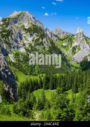 Blick in Richtung Mt. Hochplatte und Mt. Geiselstein. Naturpark Ammergauer Alpen in den nördlichen Kalkalpen Oberbayerns. Stockfoto