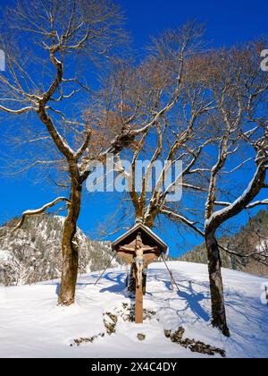 Dorf Gerstruben eine denkmalgeschützte Sammlung alter Bauernhäuser aus dem 15. Und 16. Jahrhundert. Die Allgauer Alpen bei Oberstdorf im Winter in Bayern. Stockfoto