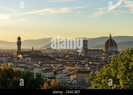 Klassischer Blick auf Florenz in der Toskana, Italien bei Sonnenuntergang, mit Kathedrale - Dom und Palazzo Vecchio vom Palazzo Michelangelo aus gesehen an einem atemberaubenden Tag. Stockfoto