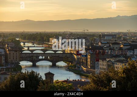 Klassischer Blick auf den Fluss Arno im Stadtzentrum von Florenz in der Toskana, Italien. Aufgenommen bei Sonnenuntergang, mit Ponte Veccho sichtbar von Piazzale Michelangelo. Stockfoto