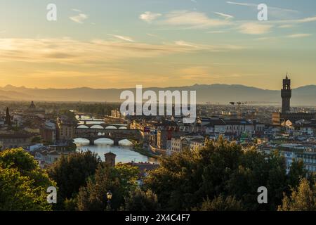 Atemberaubende Aussicht auf den Fluss Arno, Ponte Vecchio und Palazzo Vecchio von der Piazzale Michelangelo bei Sonnenuntergang in Florenz in der Toskana im April. Stockfoto