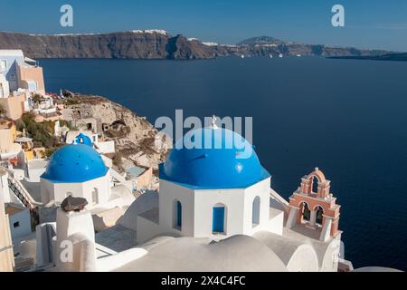 Griechenland, Santorini, Oia. Blick auf die blaue Kuppel Santorini Caldera von Oia. Stockfoto