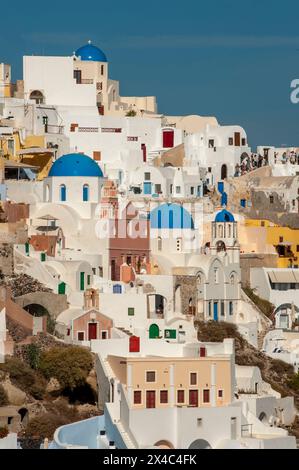 Griechenland, Santorini, Oia. Blick auf die Häuser in Oia, Santorin. Stockfoto