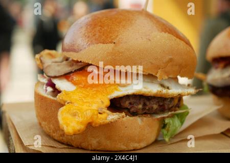 Burger Street City Spiegelei Ei Käse Speck Salat leckerer Makro Fast Food Grill köstlicher frischer Joghurt Dressing Mayonnaise Gemüse Hackfleisch Snack Stockfoto