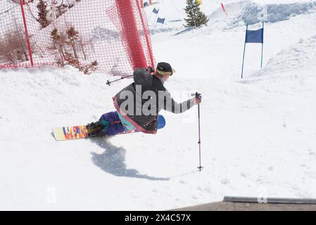 Monoski als Sportart bei schneebedeckten Bergsteigern im Winter Monoski als Sportart im Winter Stockfoto