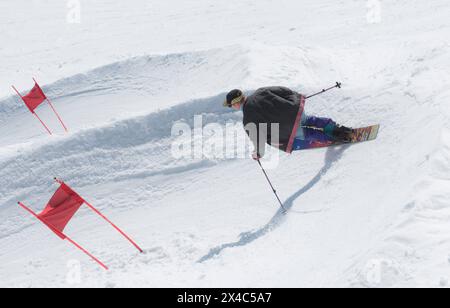 Monoski als Sportart bei schneebedeckten Bergsteigern im Winter Monoski als Sportart im Winter Stockfoto