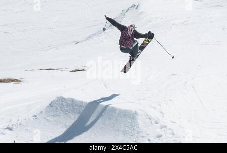 Monoski als Sportart bei schneebedeckten Bergsteigern im Winter Monoski als Sportart im Winter Stockfoto