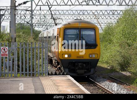 Elektrischer Zug der West Midlands Railway der Klasse 323, Ankunft am Bahnhof Duddeston, Birmingham, Großbritannien Stockfoto