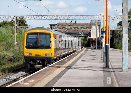 Elektrischer Zug der West Midlands Railway der Klasse 323 am Bahnhof Duddeston, Birmingham, Großbritannien Stockfoto