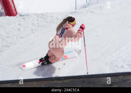 Monoski als Sportart bei schneebedeckten Bergsteigern im Winter Monoski als Sportart im Winter Stockfoto