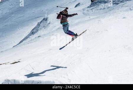 Monoski als Sportart bei schneebedeckten Bergsteigern im Winter Monoski als Sportart im Winter Stockfoto