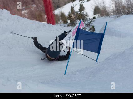 Monoski als Sportart bei schneebedeckten Bergsteigern im Winter Monoski als Sportart im Winter Stockfoto