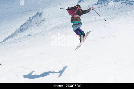 Monoski als Sportart bei schneebedeckten Bergsteigern im Winter Monoski als Sportart im Winter Stockfoto