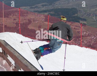 Monoski als Sportart bei schneebedeckten Bergsteigern im Winter Monoski als Sportart im Winter Stockfoto