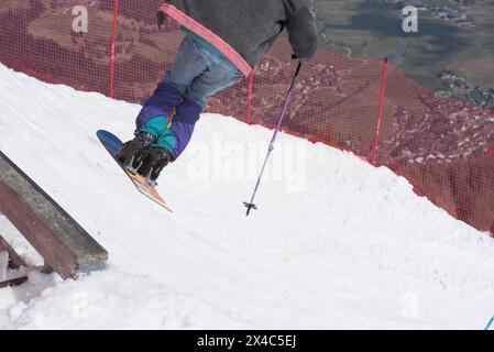 Monoski als Sportart bei schneebedeckten Bergsteigern im Winter Monoski als Sportart im Winter Stockfoto