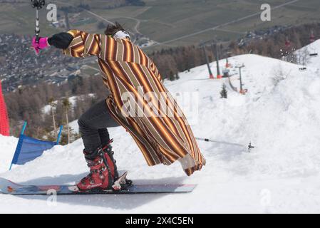 Monoski als Sportart bei schneebedeckten Bergsteigern im Winter Monoski als Sportart im Winter Stockfoto