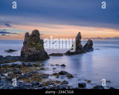 Küstenlandschaft im Arneshreppur an der Bucht Trekyllisvik. Das Strandir in den Westfjorden (Vestfirdir) in Island im Herbst. Stockfoto