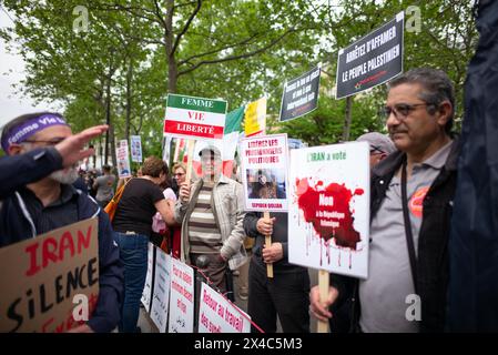 Paris, Frankreich. Mai 2024. Demonstranten während der jährlichen Kundgebung zum Tag der Arbeit in Paris, Frankreich am 1. Mai 2024. Foto: Pierrick Villette/ABACAPRESS. COM Credit: Abaca Press/Alamy Live News Stockfoto