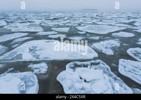 Eisschollen, die vor der Küste der Ostsee schwimmen. Stockfoto