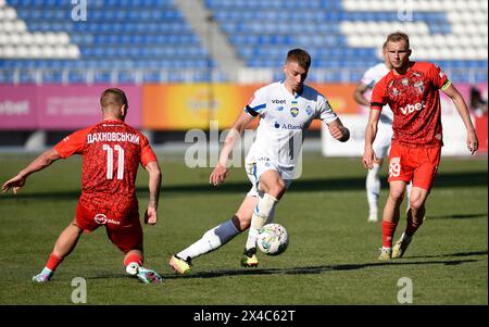 Veres Rivne Table KIEW, UKRAINE - 1. MAI 2024 - Mittelfeldspieler Vitalii Dakhnovskyi (L ...