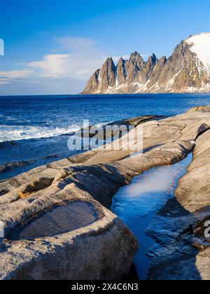 Küstenlandschaft bei Tungeneset und den Gipfeln Okshornan (Devils Teeth). Die Insel Senja im Winter im Norden Norwegens. Stockfoto