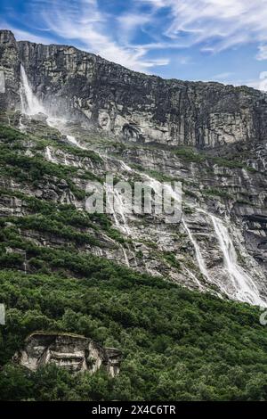 Vinnufossen, der höchste Wasserfall Europas, fließt kraftvoll entlang des felsigen Berges von Vinnufallet in der Nähe des Dorfes Sunndalsøra in Norwegen Stockfoto