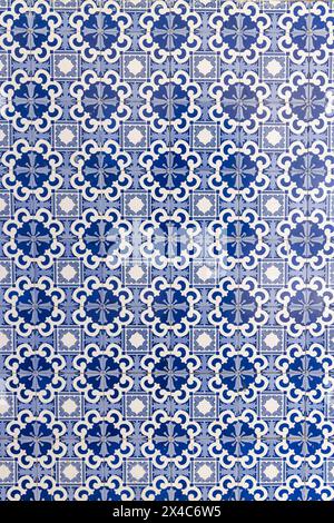 Portugal, Porto, Vila Nova de Gaia. Traditionelle handbemalte Azulejos-Keramikfliesen schmücken ein Gebäude. Stockfoto