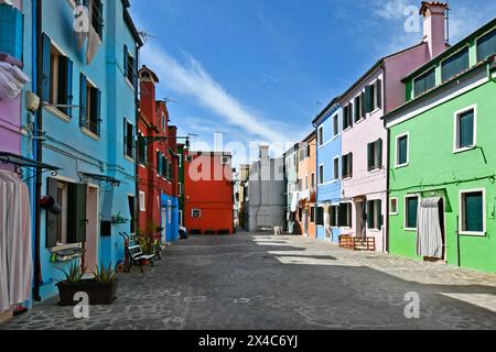 Burano, Italien - 17. April 2024: Blick auf die bunten Häuser auf der Insel in der Lagune von Venedig Stockfoto