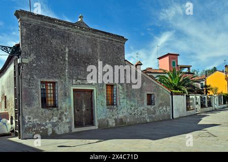 Burano, Italien - 17. April 2024: Blick auf die farbenfrohen Häuser und das soziale Zentrum auf der Insel in der Lagune von Venedig Stockfoto