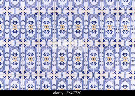 Portugal, Aveiro, Gafanha da Nazare. Traditionelle handbemalte Azulejos-Fliesen schmücken ein Gebäude in Gafanha da Nazare. Stockfoto