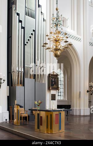 Innenraum der St. Petri Kirche in Malmö. Wunderschöne Orgel. Heiliger Holztisch, weiße Wände Stockfoto