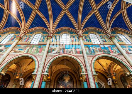 Die Kirche Saint-Germain-des-Prés befindet sich im Pariser Viertel Saint-Germain-des-Prés, Frankreich. Die älteste erhaltene Kirche von Paris, die romanische St. Stockfoto