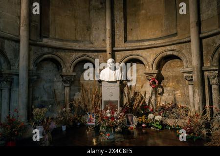 Büste des polnischen Papstes Johannes Paul II. Die Kirche Saint-Germain-des-Prés befindet sich im Pariser Viertel Saint-Germain-des-Prés. Paris' ältestes Stockfoto