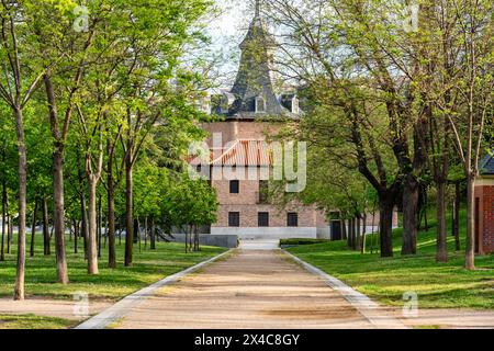 Bewaldeter Bereich des Parks neben der Eremitage der Virgen del Puerto in Madrid. Stockfoto