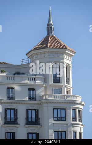 Ecke eines alten monumentalen Gebäudes mit Turm und spitzer Kuppel an einem schönen sonnigen Tag Stockfoto