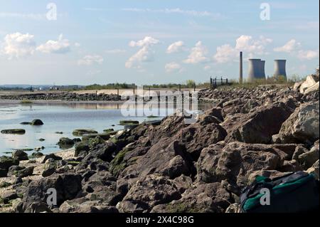 Blick auf das Kraftwerk Old Richborough, aufgenommen von den Überresten des alten Hoverlloyd's Kreuzkanal-Hoverports in Pegwell Bay, Kent Stockfoto