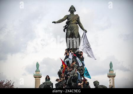 1. Mai 2024, Paris, Frankreich. Die Demonstranten klettern auf die Statue des Triumphes der Republik auf dem Place de la Nation. Quelle: Jay Kogler/Alamy Live News Stockfoto